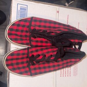 🔥 Maui & Sons Red & Black Plaid Low-Top Sneakers – Size 5